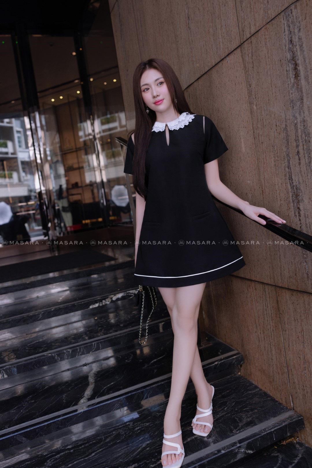 ĐẦM ĐEN CHỮ A CỔ REN TRẮNG
