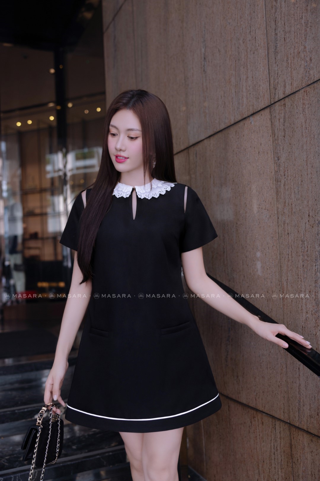 ĐẦM ĐEN CHỮ A CỔ REN TRẮNG