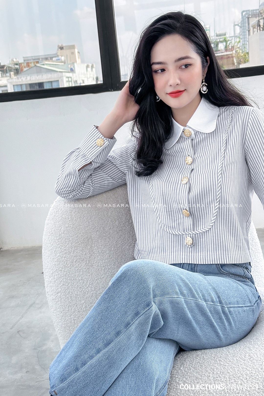 ÁO KẺ NHÍ XÁM GHI PHỐI CỔ TRẮNG