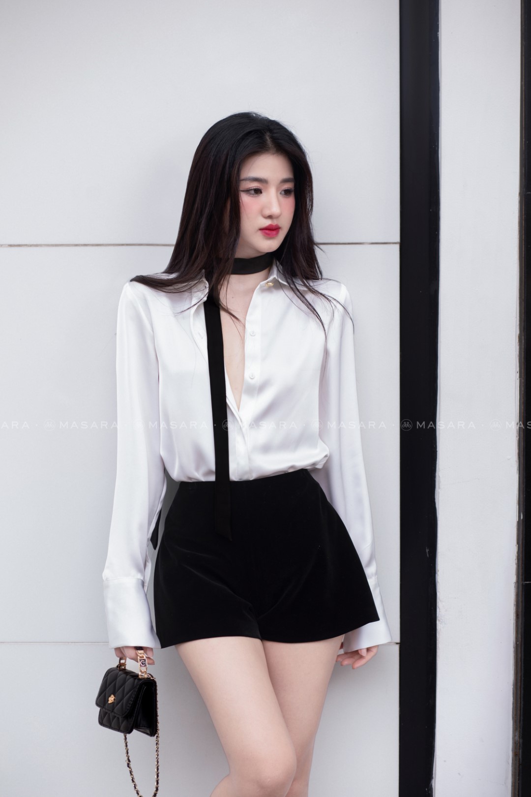 ÁO SƠ MI LỤA QUEEN TRẮNG + DÂY ĐEN