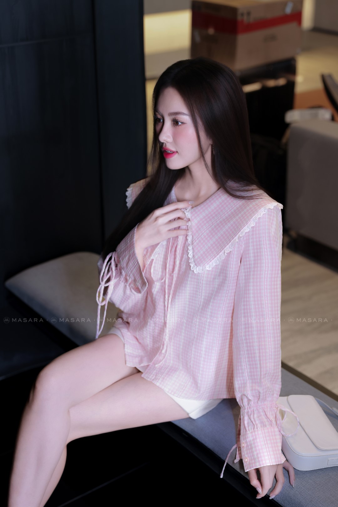 ÁO KẺ HỒNG PHỐI CỔ BÈO TRẮNG