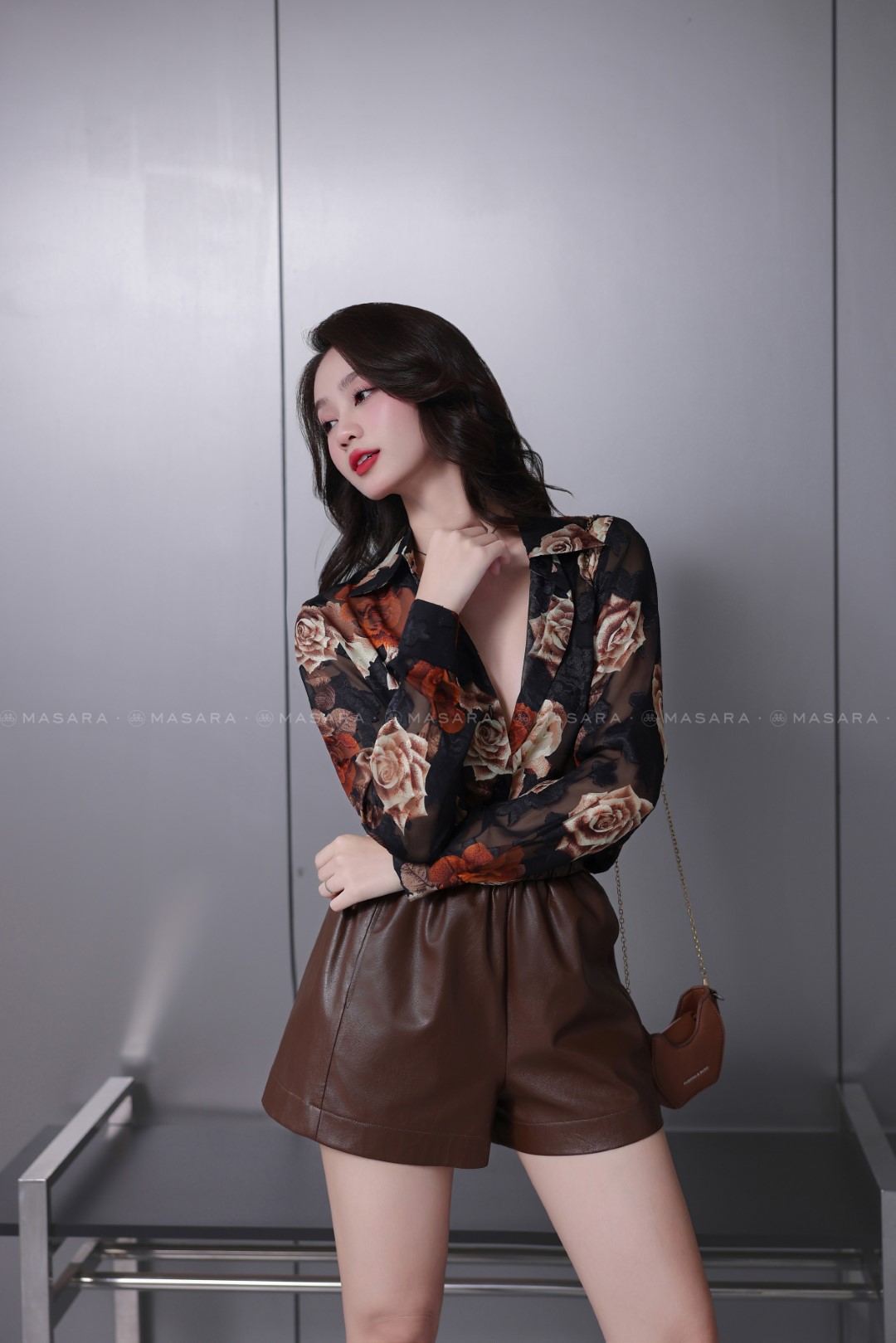 ÁO SƠ MI TƠ ÉP HOA HỒNG ĐEN