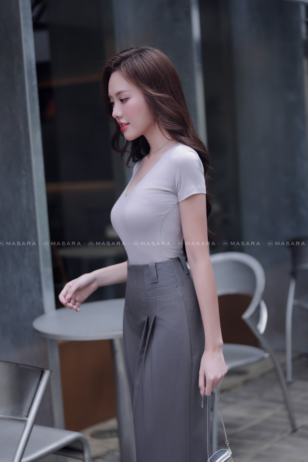 ÁO THUN XÁM TRẮNG CỔ V BODY