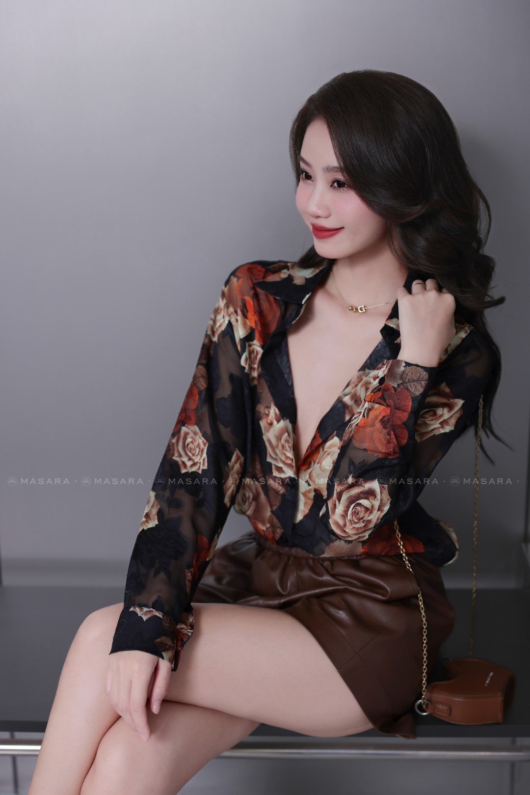 ÁO SƠ MI TƠ ÉP HOA HỒNG ĐEN