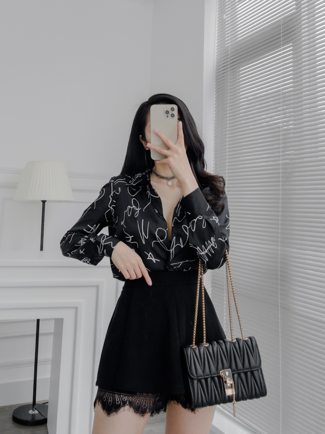 SƠ MI LỤA ĐEN HOẠ TIẾT RỐI
