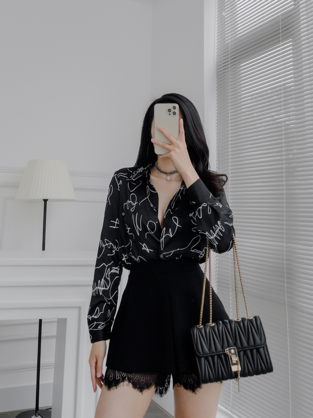 SƠ MI LỤA ĐEN HOẠ TIẾT RỐI