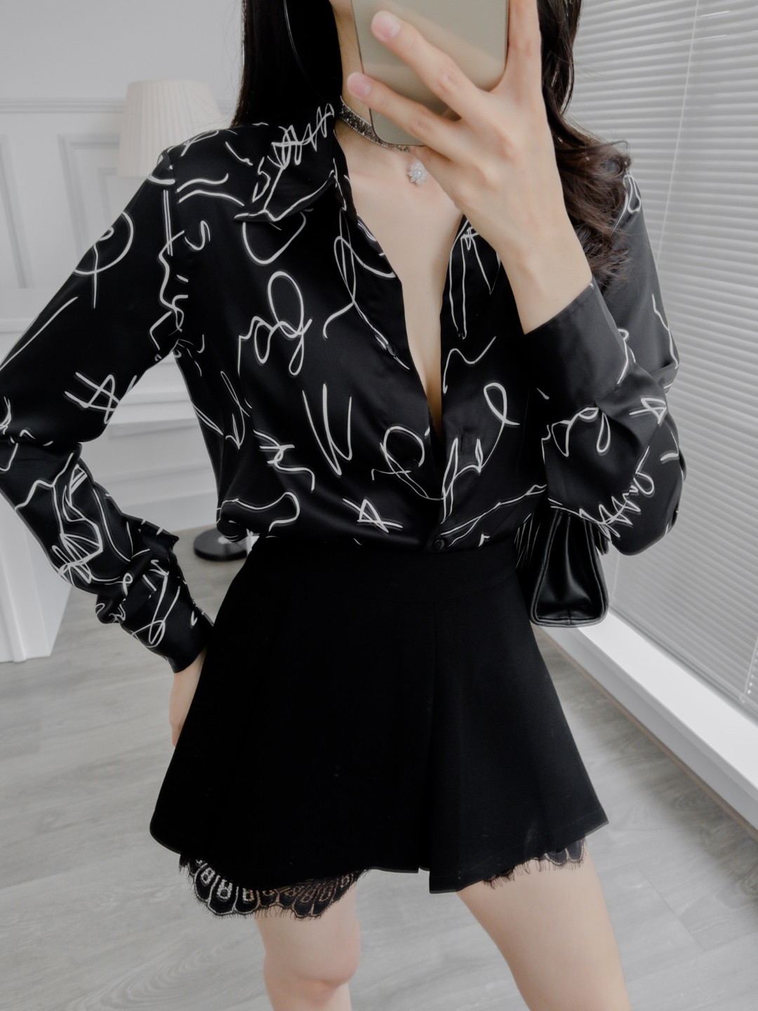 SƠ MI LỤA ĐEN HOẠ TIẾT RỐI