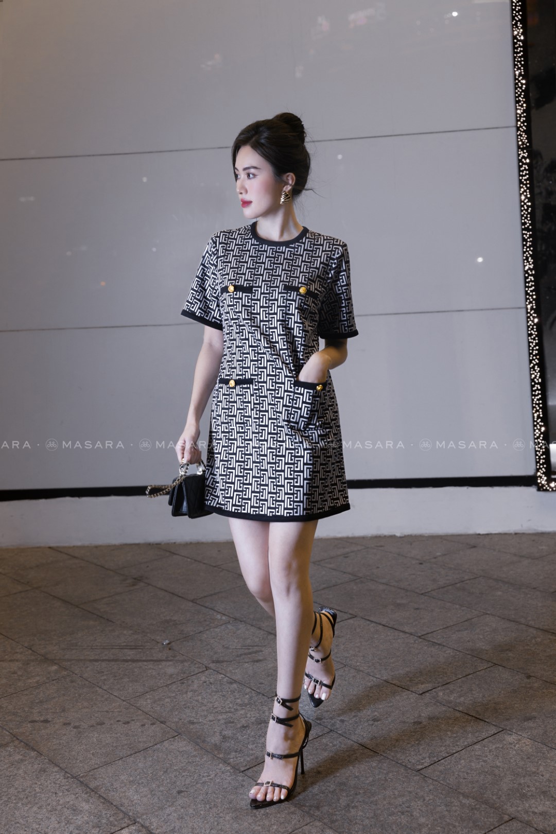 ĐẦM UMI ĐEN TRẮNG NÚT VÀNG