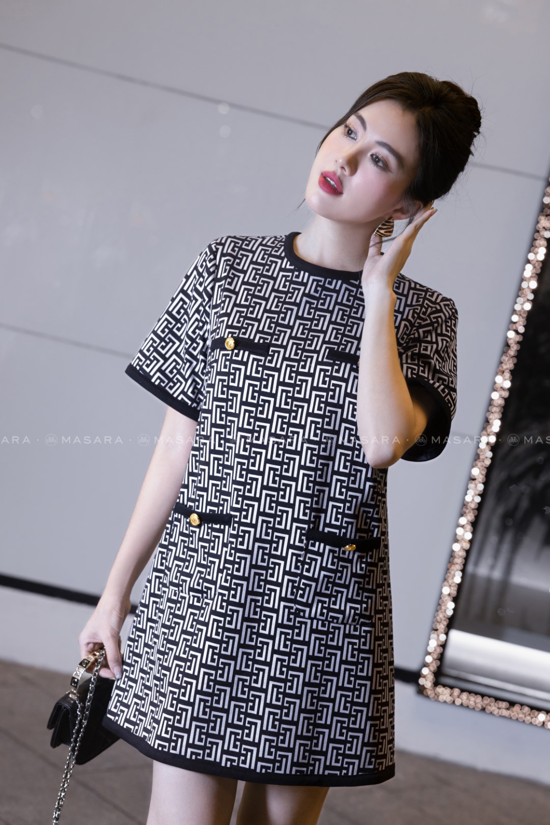 ĐẦM UMI ĐEN TRẮNG NÚT VÀNG