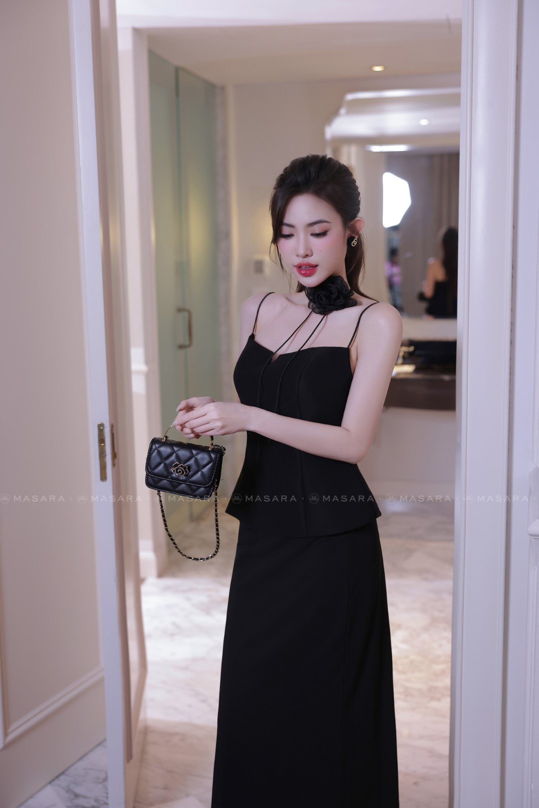 ÁO 2 DÂY ĐEN CHỮ V + CHOCKER
