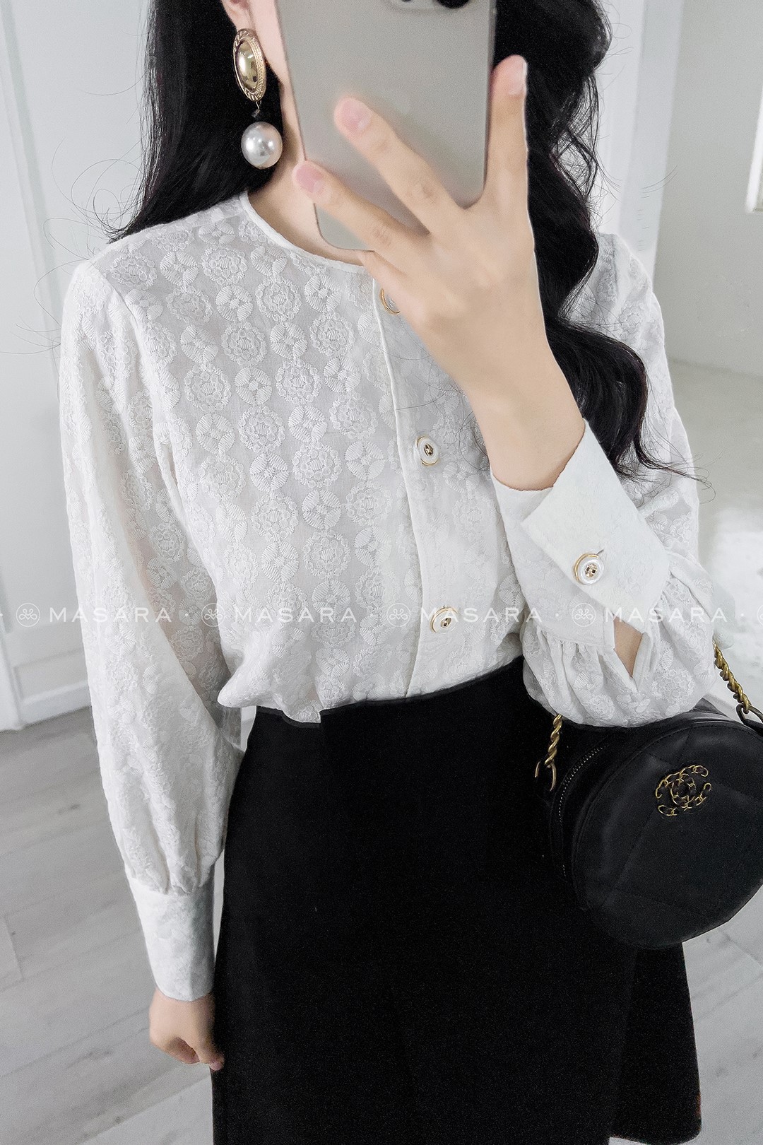 ÁO THÊU TRẮNG CỔ TRÒN GẮN NÚT ĐÁ