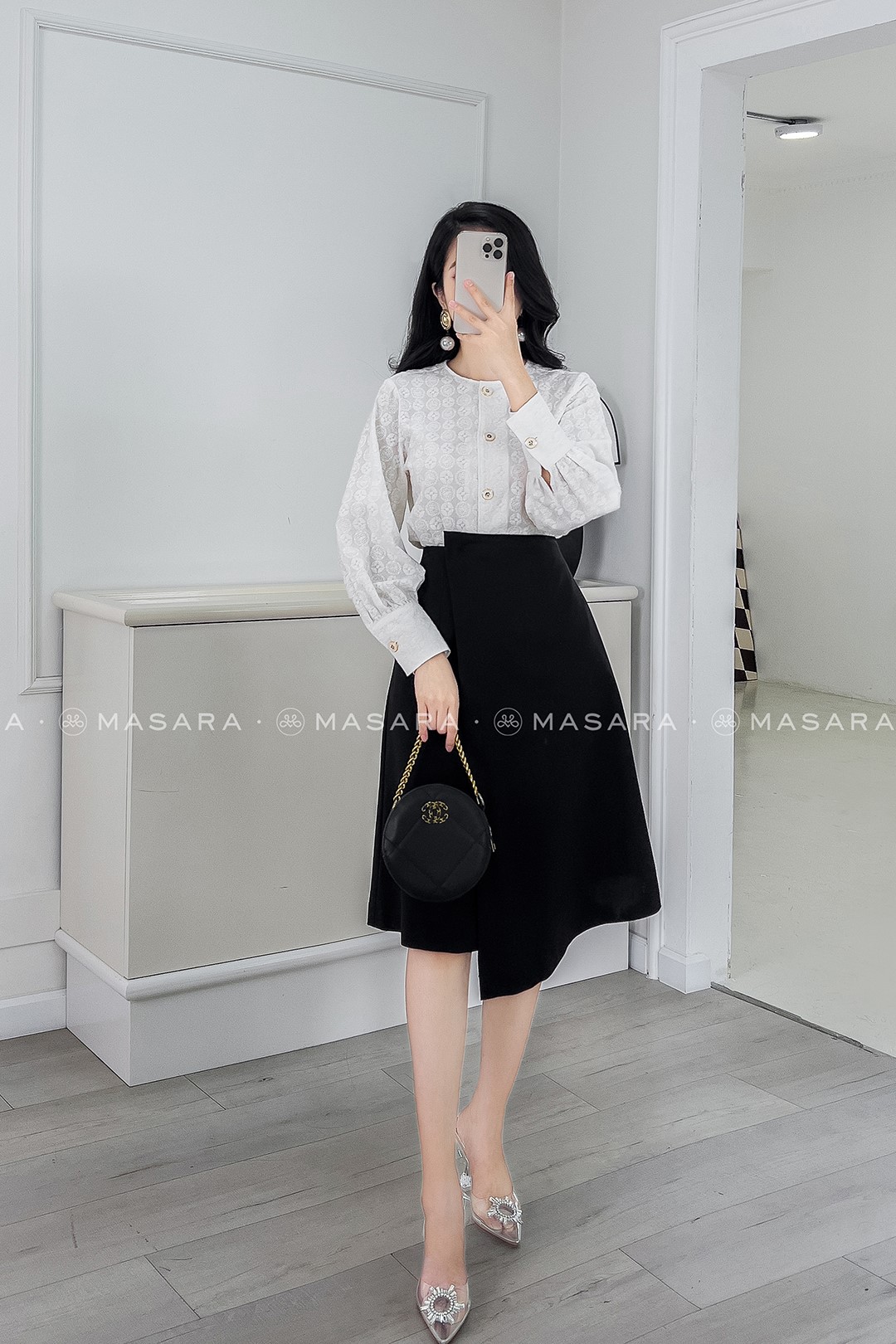 ÁO THÊU TRẮNG CỔ TRÒN GẮN NÚT ĐÁ