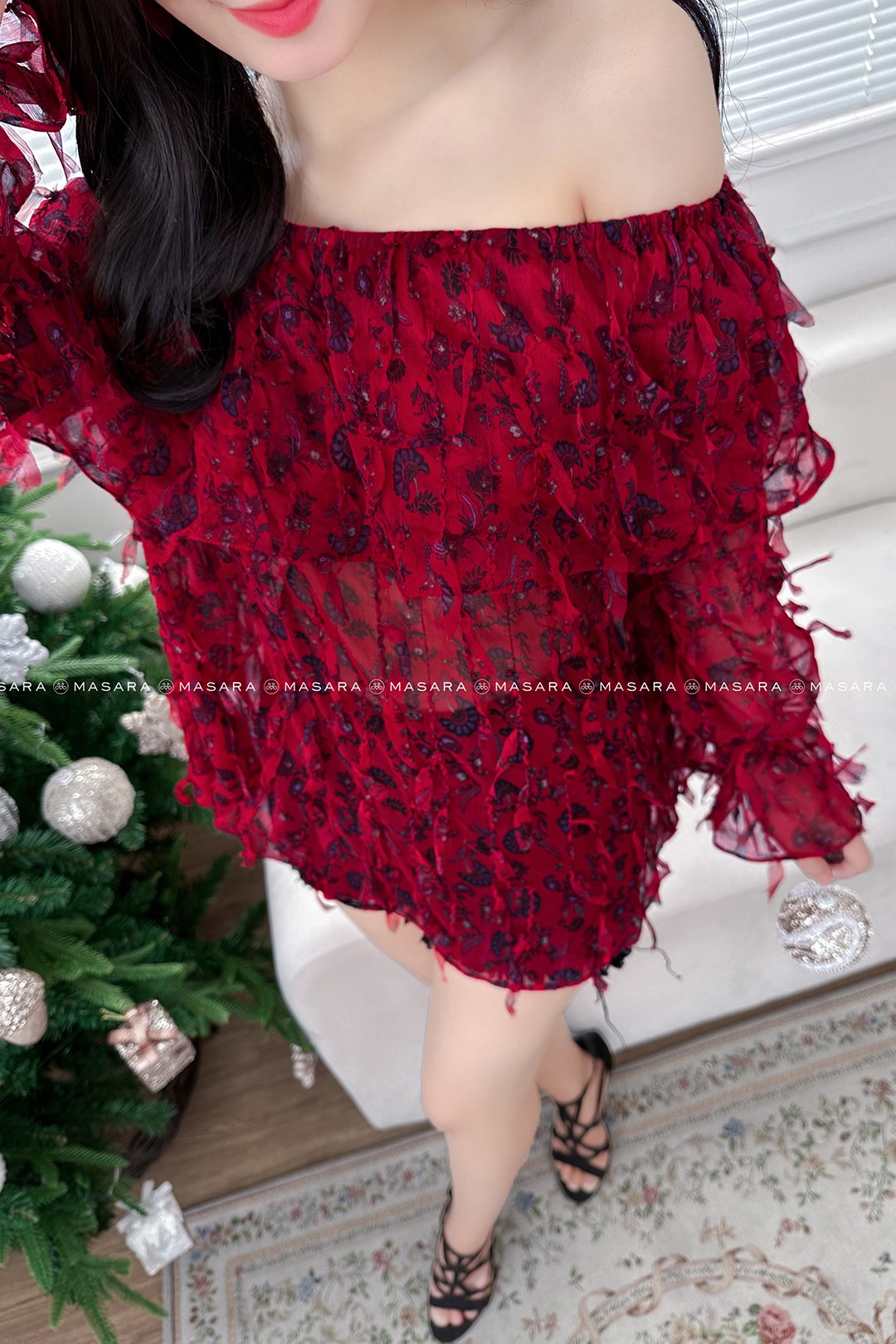 ÁO TƠ ĐỎ TUA RUA TRỄ VAI ( NƠ ĐEN)