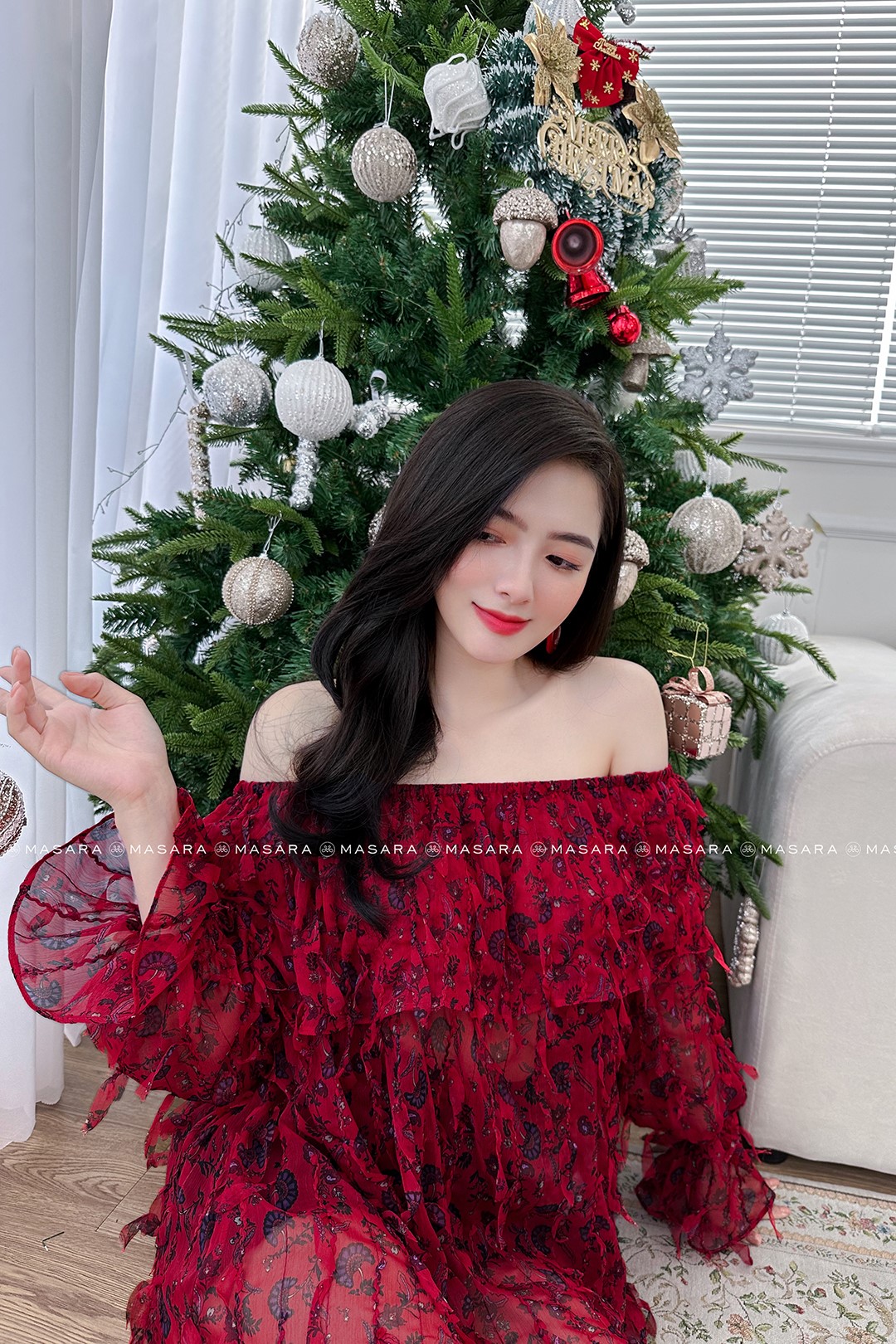 ÁO TƠ ĐỎ TUA RUA TRỄ VAI ( NƠ ĐEN)
