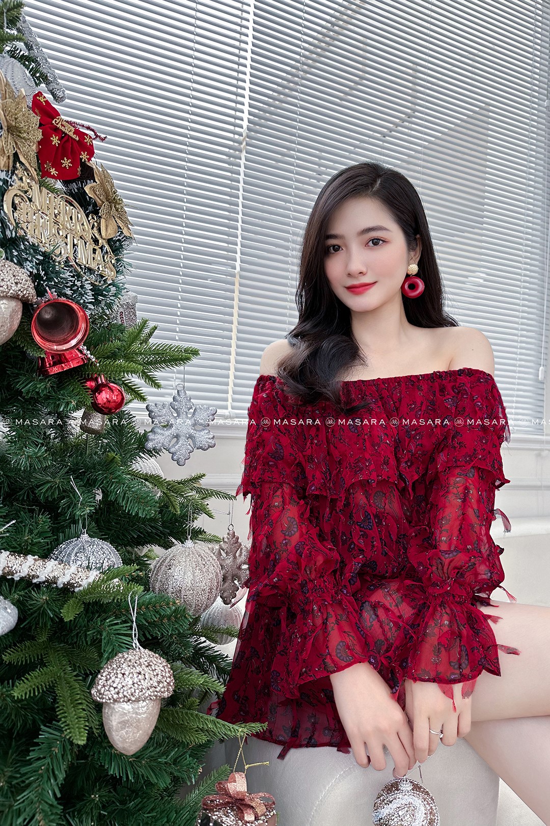 ÁO TƠ ĐỎ TUA RUA TRỄ VAI ( NƠ ĐEN)