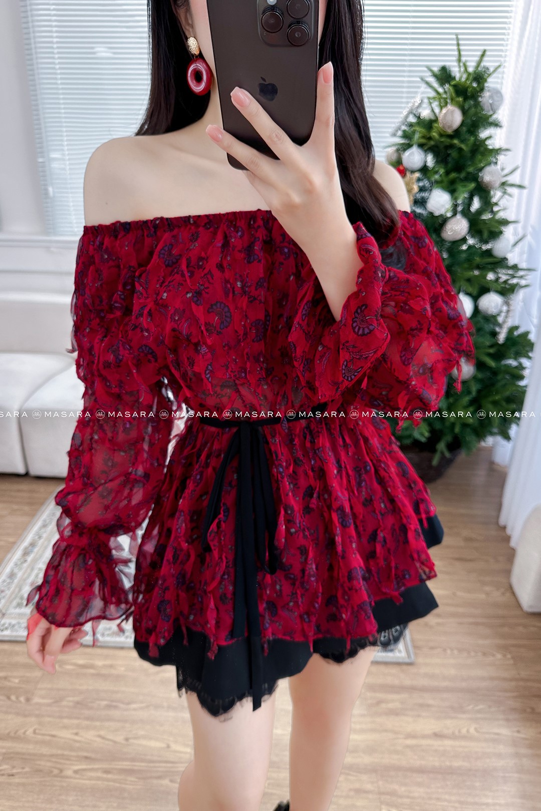 ÁO TƠ ĐỎ TUA RUA TRỄ VAI ( NƠ ĐEN)