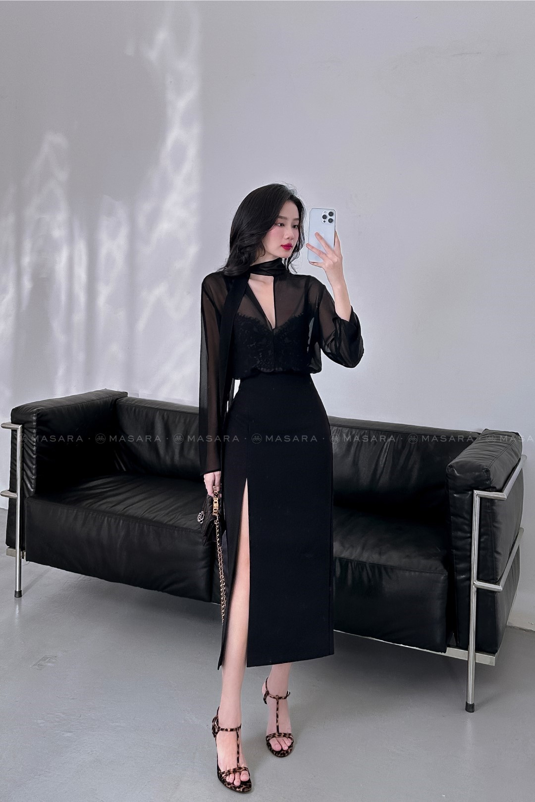 ÁO VOAN HÀN ĐEN CỔ XẺ