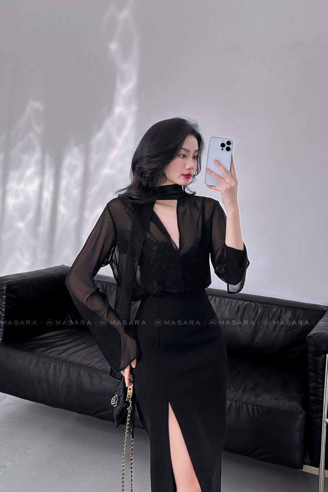ÁO VOAN HÀN ĐEN CỔ XẺ