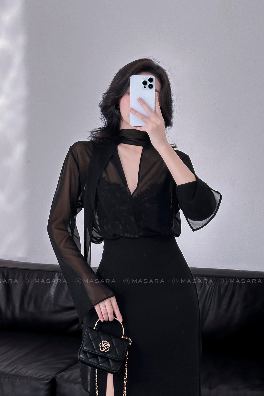 ÁO VOAN HÀN ĐEN CỔ XẺ