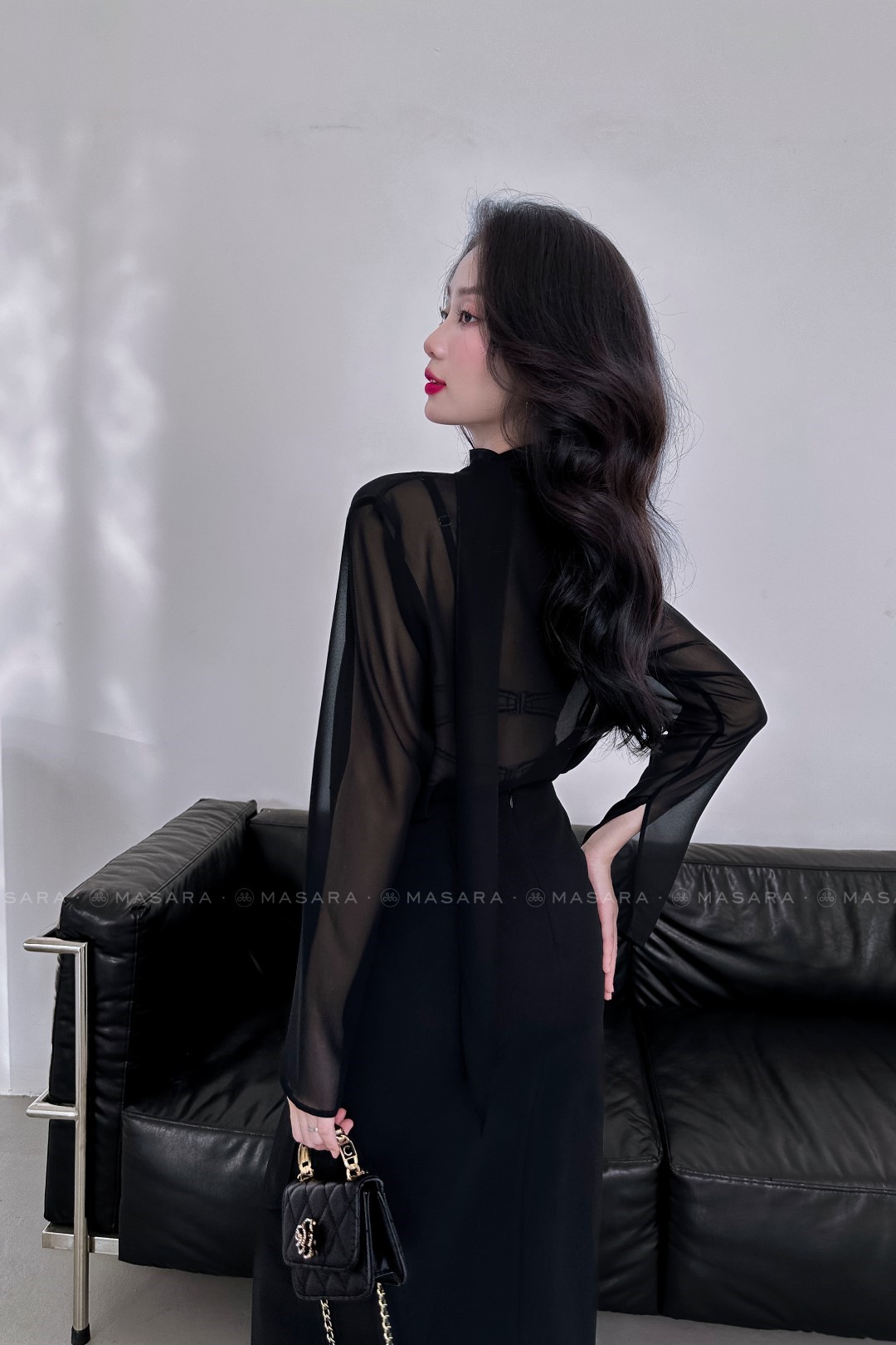ÁO VOAN HÀN ĐEN CỔ XẺ
