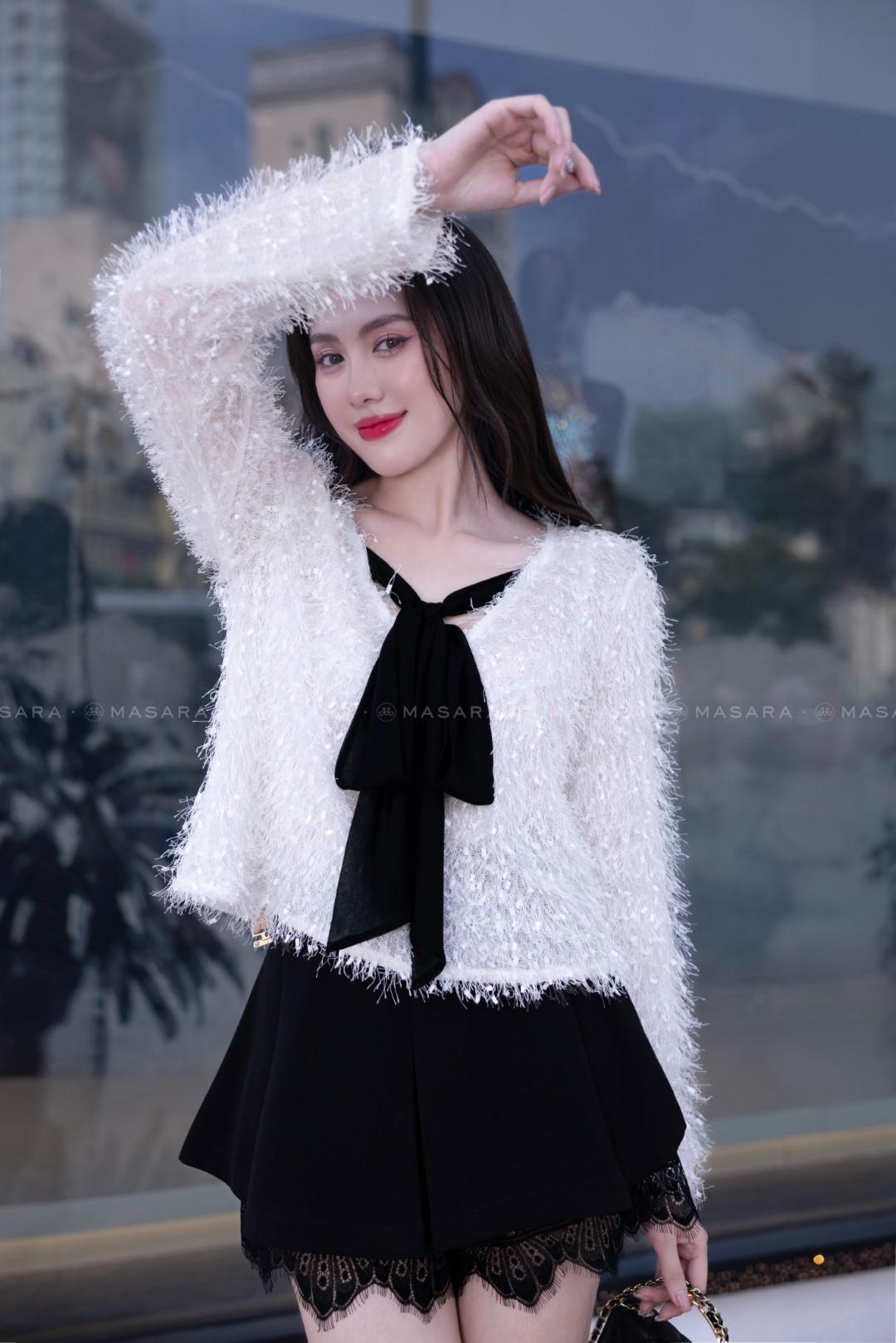 ÁO LÔNG VŨ TRẮNG ÁNH KIM NƠ ĐEN