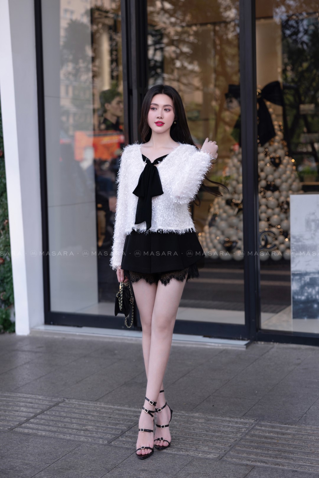 ÁO LÔNG VŨ TRẮNG ÁNH KIM NƠ ĐEN
