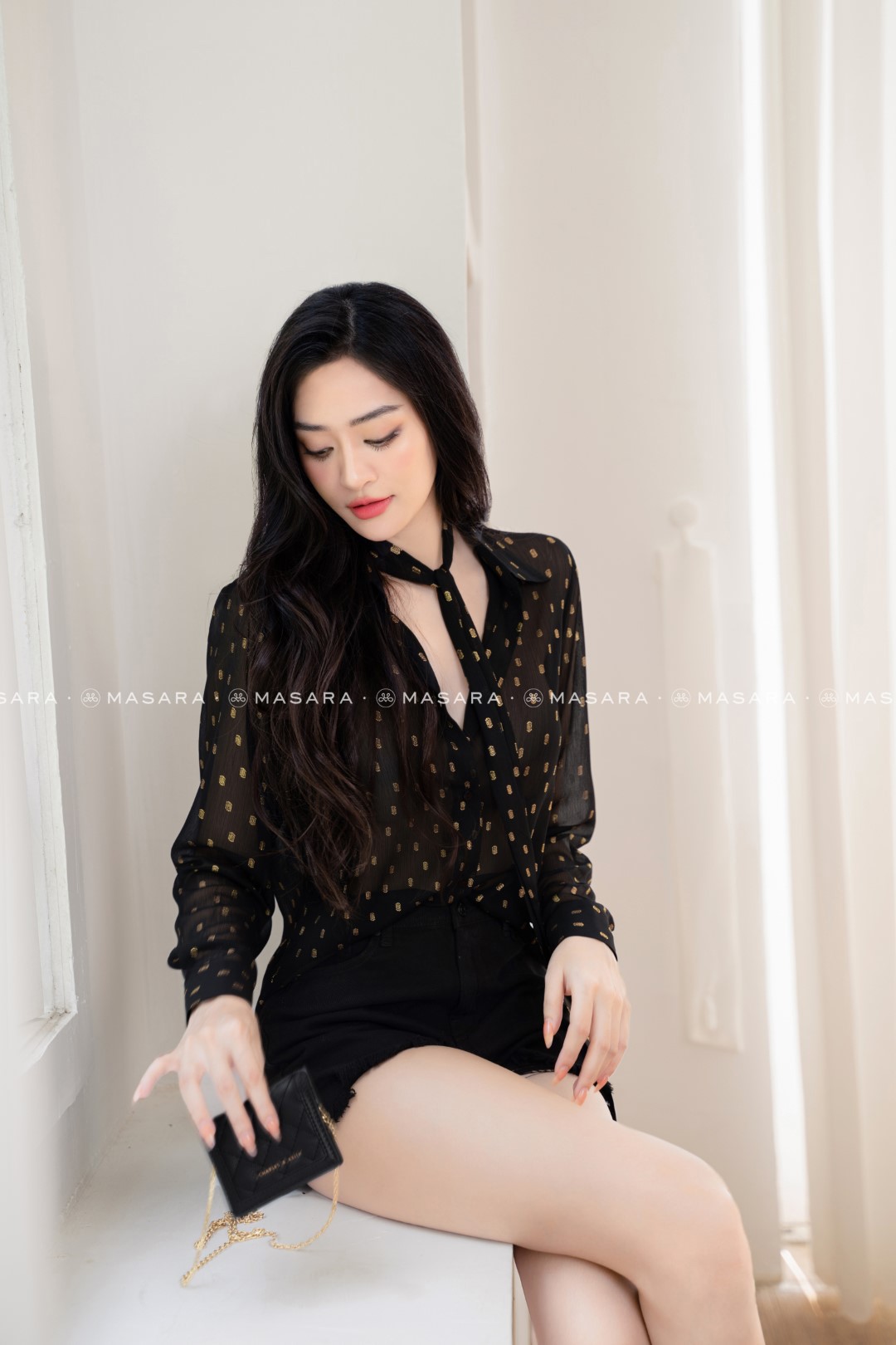 ÁO VOAN XƯỚC MỀM ĐEN ÁNH KIM + DÂY NƠ