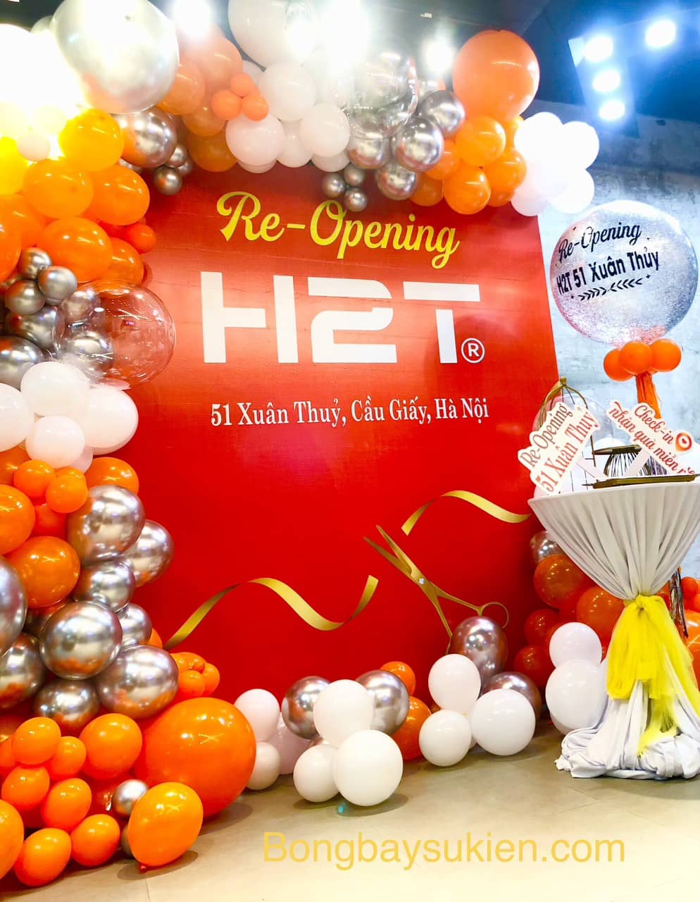 Trang trí khai trương cửa hàng quần áo H2T