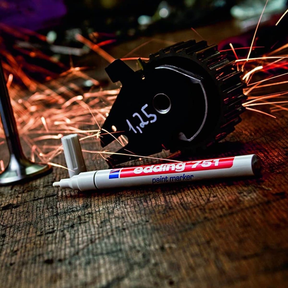 Bút sơn dầu vẽ đa chất liệu Edding 751 Paint Marker 1-2 mm - Bạc ánh kim (Silver)