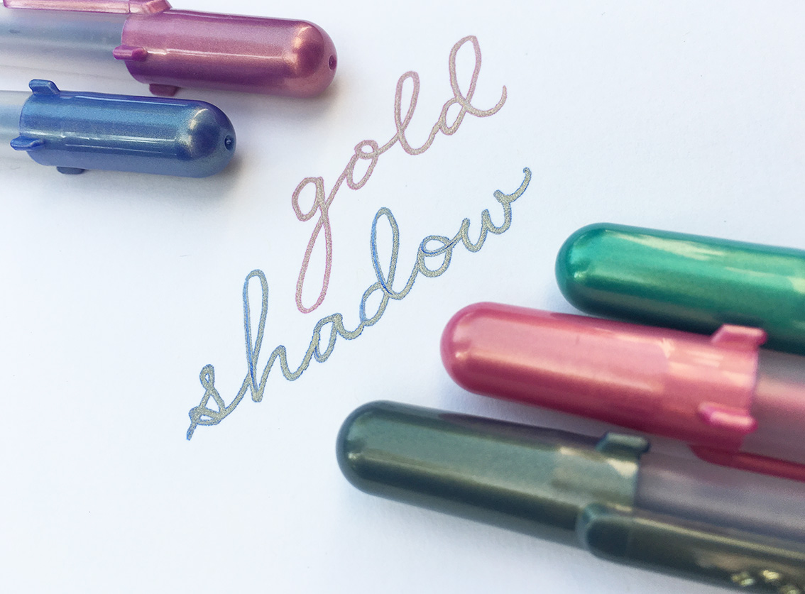Bút bi Gel vàng ánh kim có viền màu Sakura Gelly Roll Gold Shadow - Ngòi 0.7mm