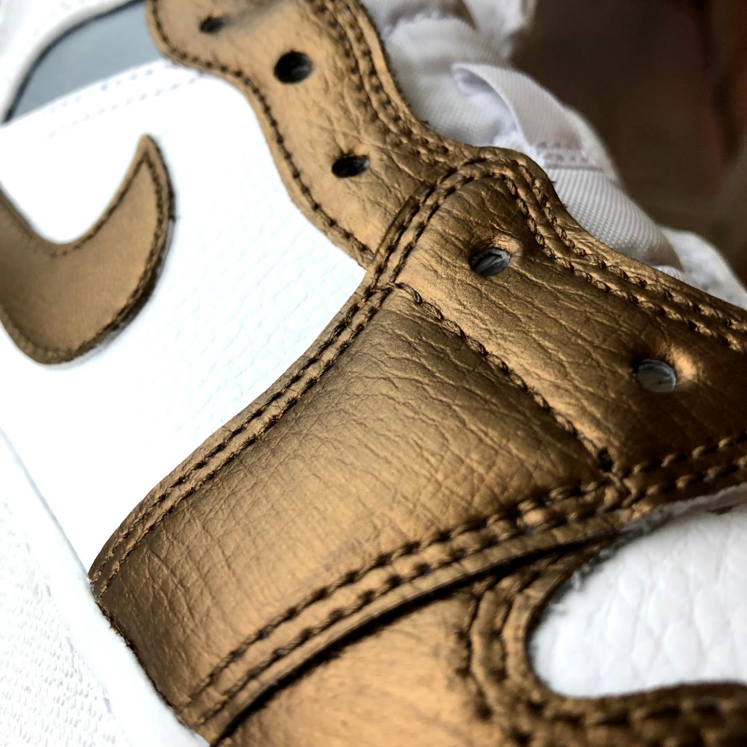 Màu acrylic ánh kim vẽ lên da, vải Angelus Leather Paint (Metallic) – 29.5ml (1Oz)