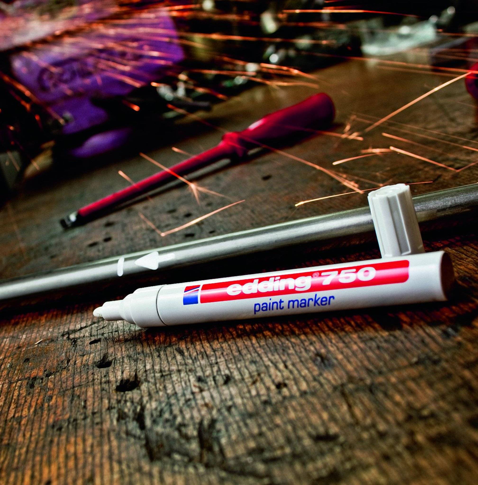 Bút sơn dầu Edding 750 Paint Marker 2-4mm đánh dấu đa năng - Màu Đen (Black)