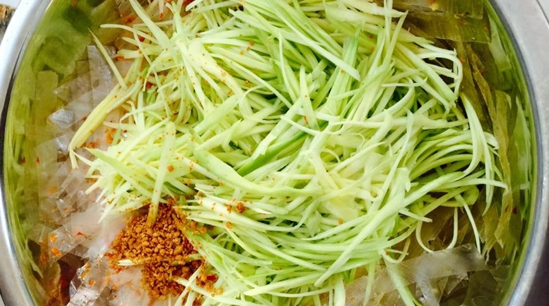 Bánh tráng trộn xoài xanh - Món ăn vặt hấp dẫn và dễ làm tại nhà