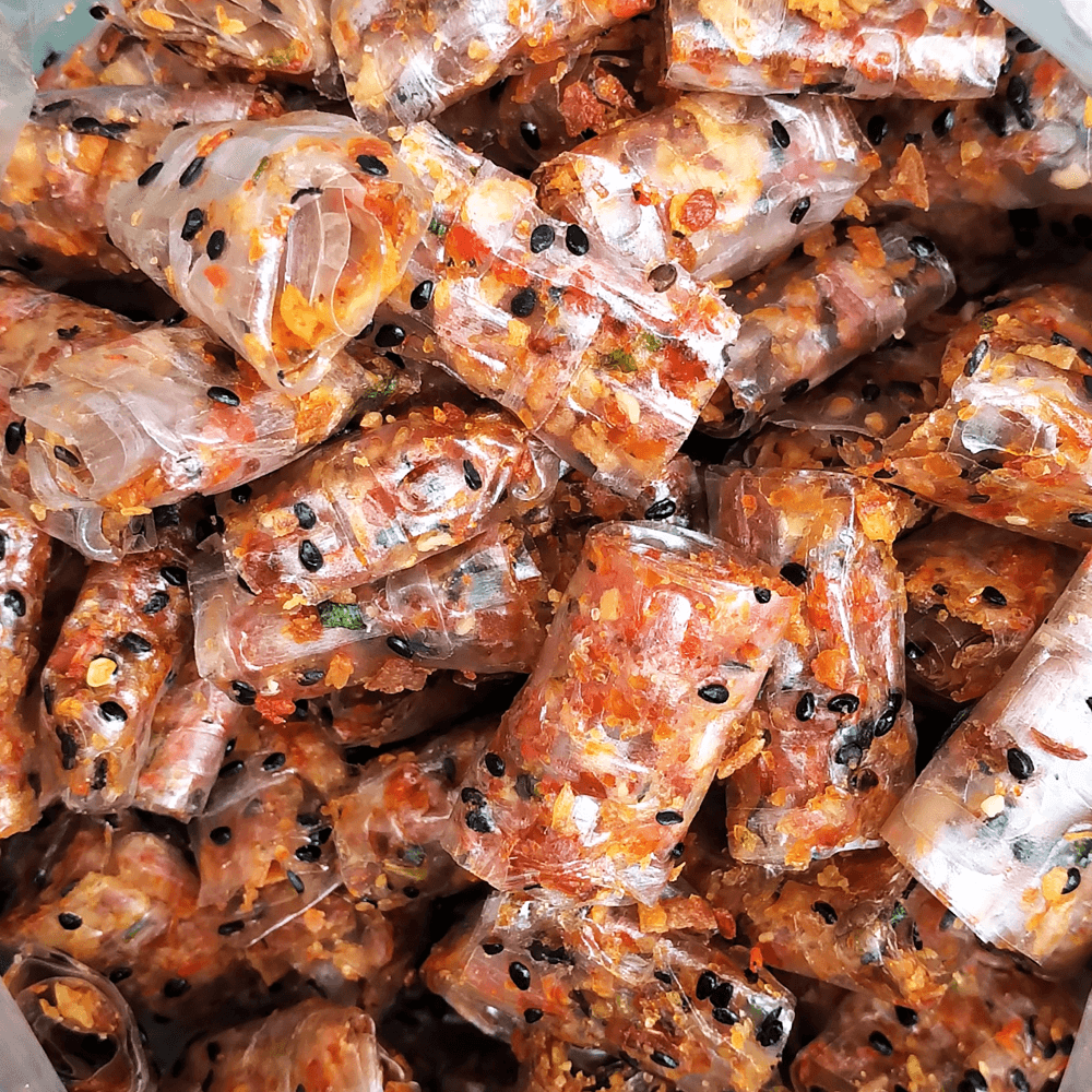 Bánh tráng trộn đang là một trong những món ăn rất hot được nhiều thực khách gần xa yêu thích. Vì vậy có rất nhiều hàng quán phục vụ món ăn này. Ngoài các cửa hàng kinh doanh nhỏ lẻ, địa chỉ bán bánh tráng trộn giá sỉ cũng mọc lên như “nấm sau mưa”. Giá bán và chất lượng bánh tráng ở mỗi nơi mỗi khác tạo nên một thị trường hỗn độn “vàng thau lẫn lộn”. Vậy bạn nên tìm đến đâu để mua được bánh giá sỉ thơm ngon, siêu rẻ? Bánh Tráng Trộn Cô Út chính là lựa chọn nên được cân nhắc hàng đầu.