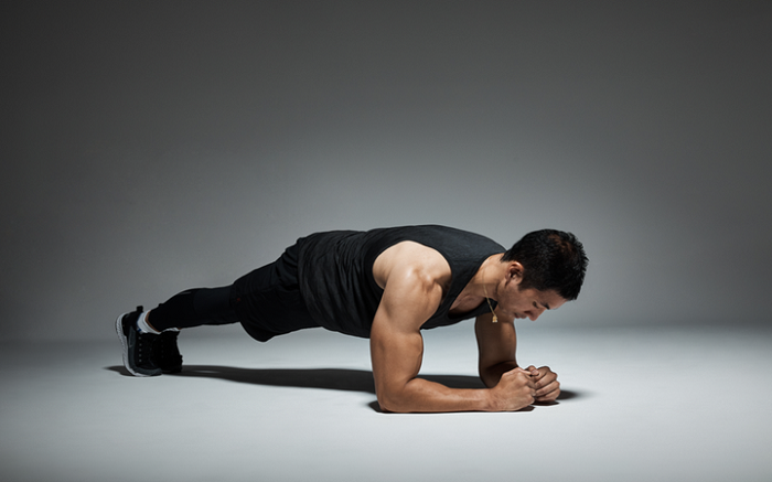 Tư thế plank giúp đốt cháy mỡ thừa toàn bộ cơ thể.