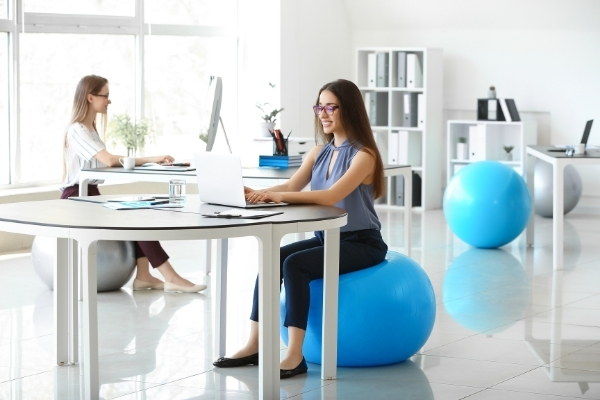 Tư thế ngồi trên quả bóng yoga giúp giảm mỡ bụng