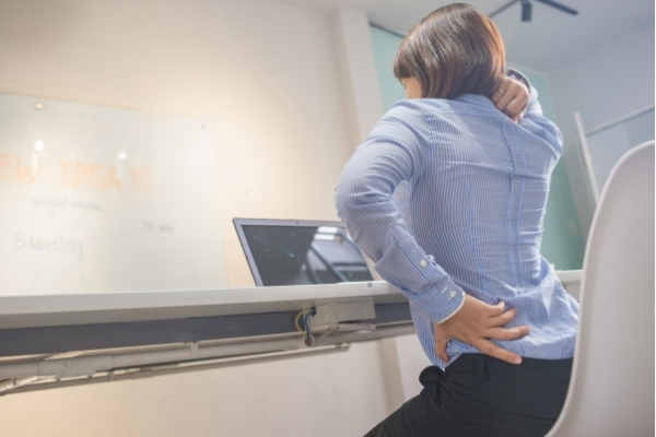 Tại sao bạn nên duy trì một tư thế ngồi đúng?