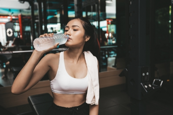 Tập thể dục xong có nên uống nước không?