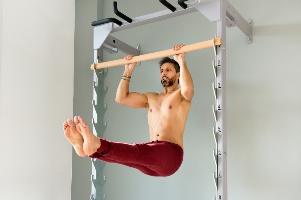 Bài tập bụng L-sit hold với xà đơn