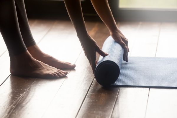 Sử dụng thảm yoga khi tập các bài tập bụng cho nữ