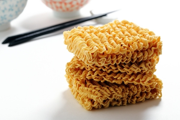 Giảm cân có nên ăn mì tôm không?