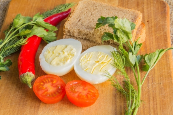 Thực đơn giảm cân với trứng và cà chua