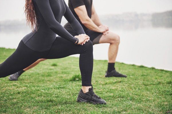 Đứng giãn cơ bắp chân