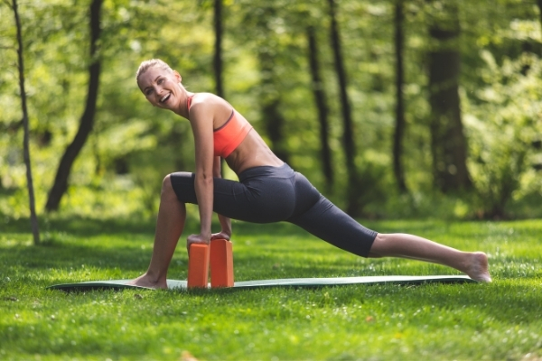 Tư thế yoga ép chân với gạch
