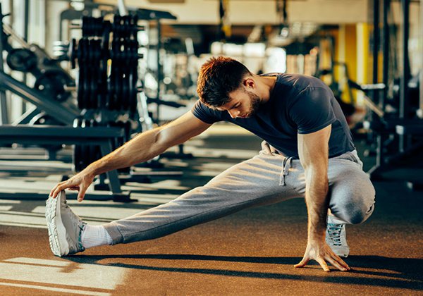 Tập gym bị đau lưng do không khởi động trước tập