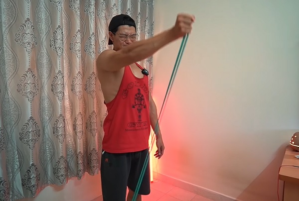 Tập vai với dây kháng lực - Single Arm Front Raise