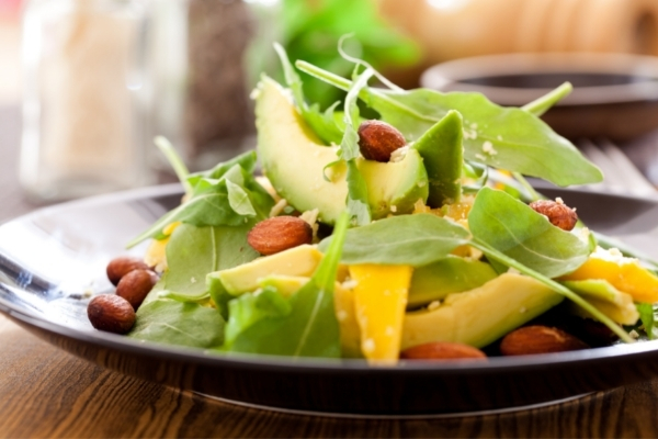 Salad bơ hạnh nhân