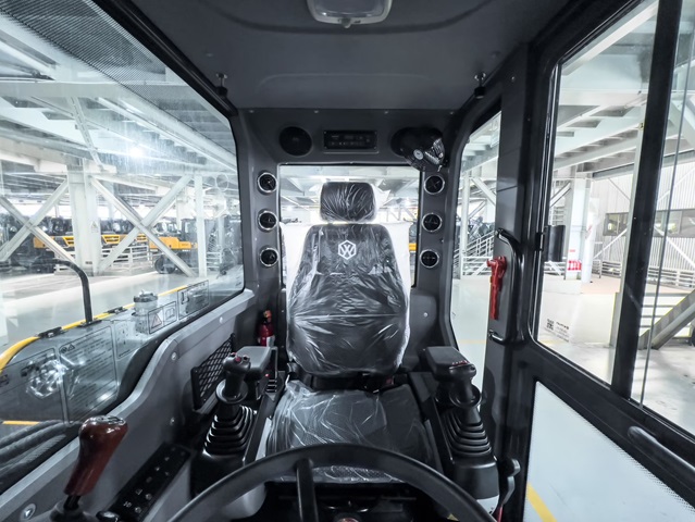 Máy Xúc Bánh Lốp XINYUAN XYC80WYT