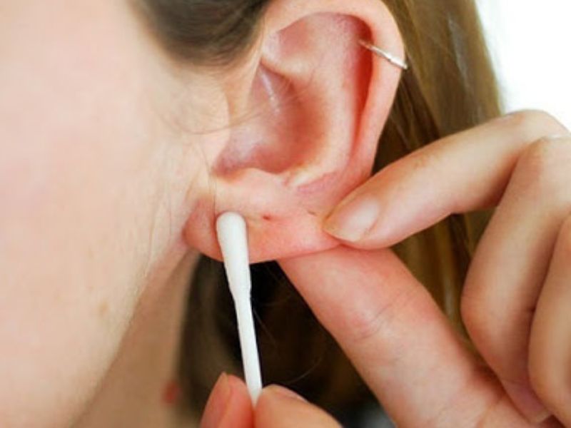 Bí quyết chăm sóc cơ thể sau khi xỏ khuyên lỗ tai bạn đã biết chưa?