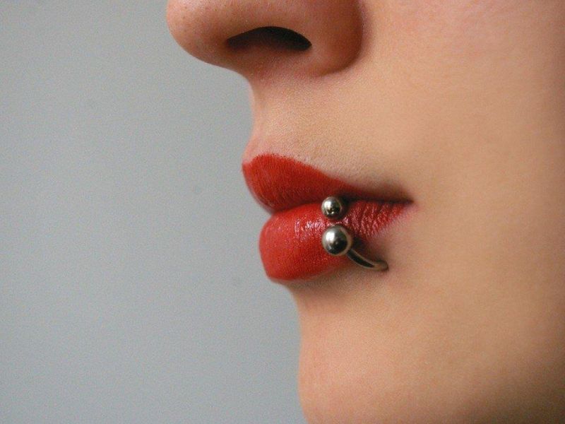 Giải đáp thắc mắc xỏ khuyên môi có đau như lời đồn?
